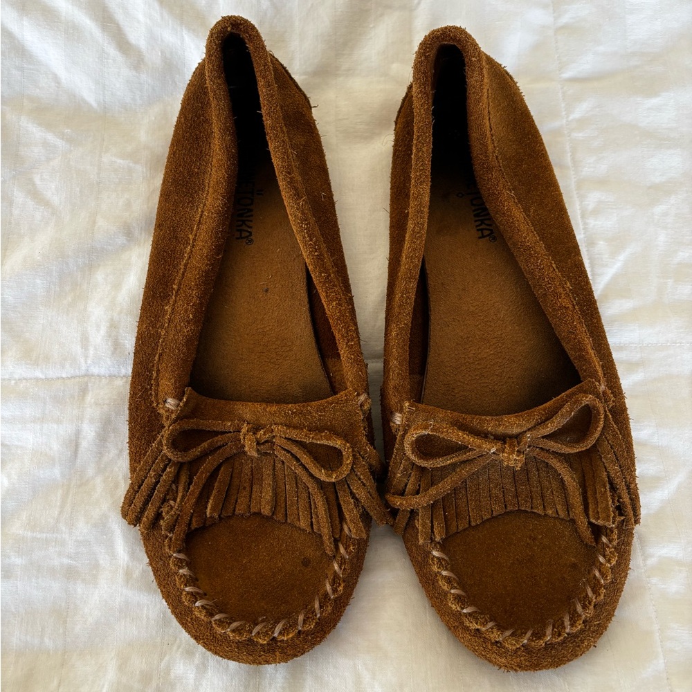 Minnetonka Women 8 Kilty moccasins brown suede